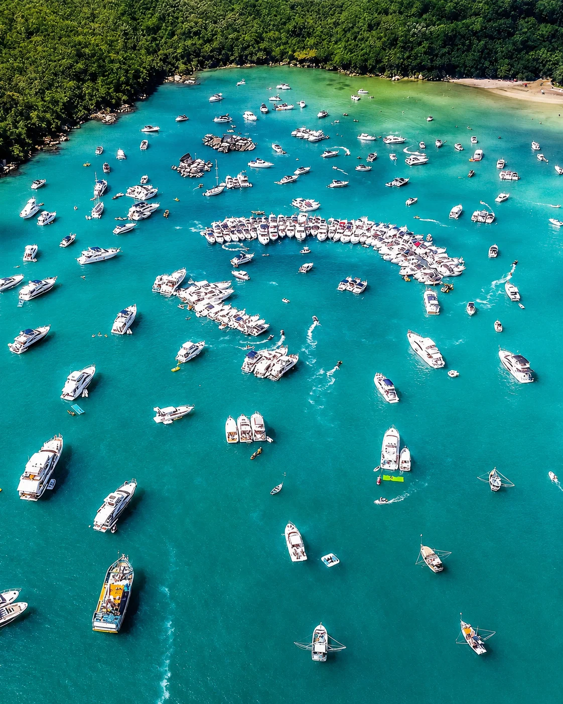 Caixa d’Aço, Porto Belo, com embarcações e mar azul